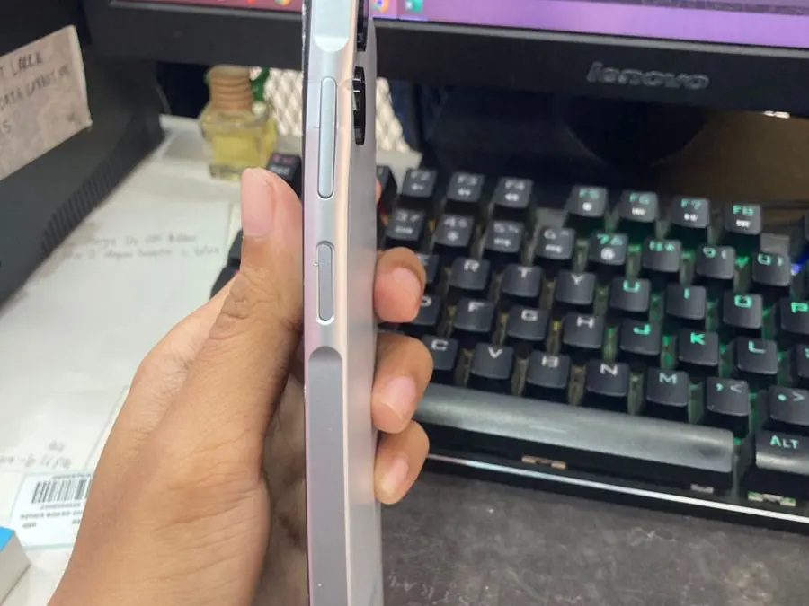 Phone dengan bateri bengkak sehingga casing terangkat, dibaiki di Xpert Gadget Larkin Johor Bahru