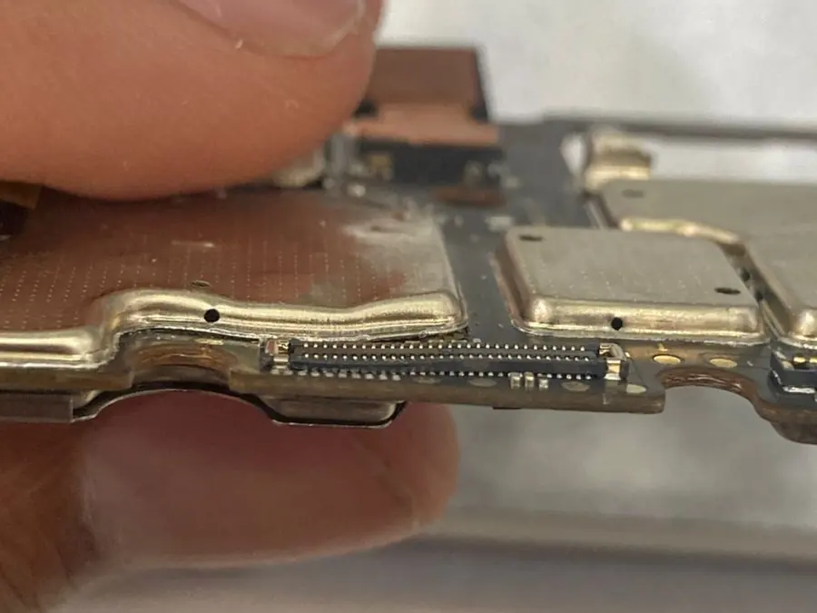 Charging port phone yang rosak dan longgar, dibaiki di Xpert Gadget Larkin Johor Bahru