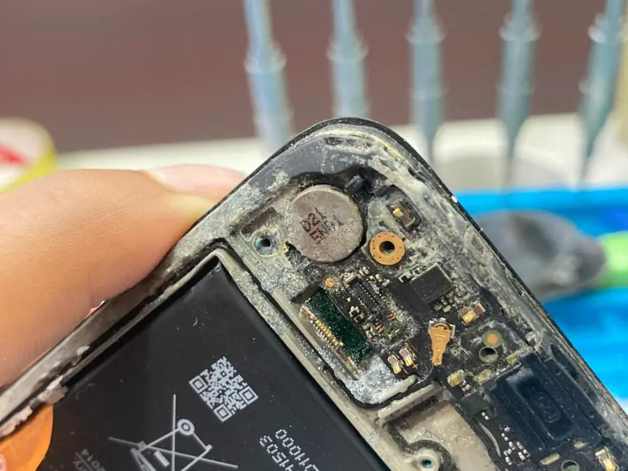 Papan litar phone dengan karat diperiksa untuk repair motherboard di Johor Bahru