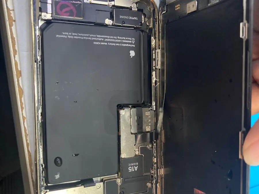 Phone yang kena air dibuka untuk rawatan water damage di Xpert Gadget Larkin Johor Bahru