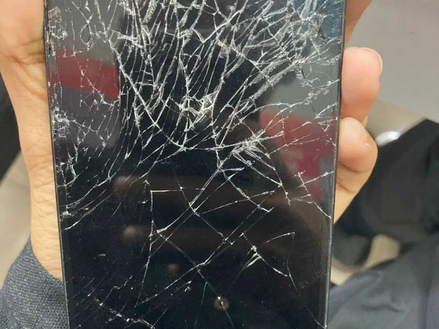 Skrin iPhone retak seribu dibawa ke Xpert Gadget Larkin untuk tukar LCD di Johor Bahru